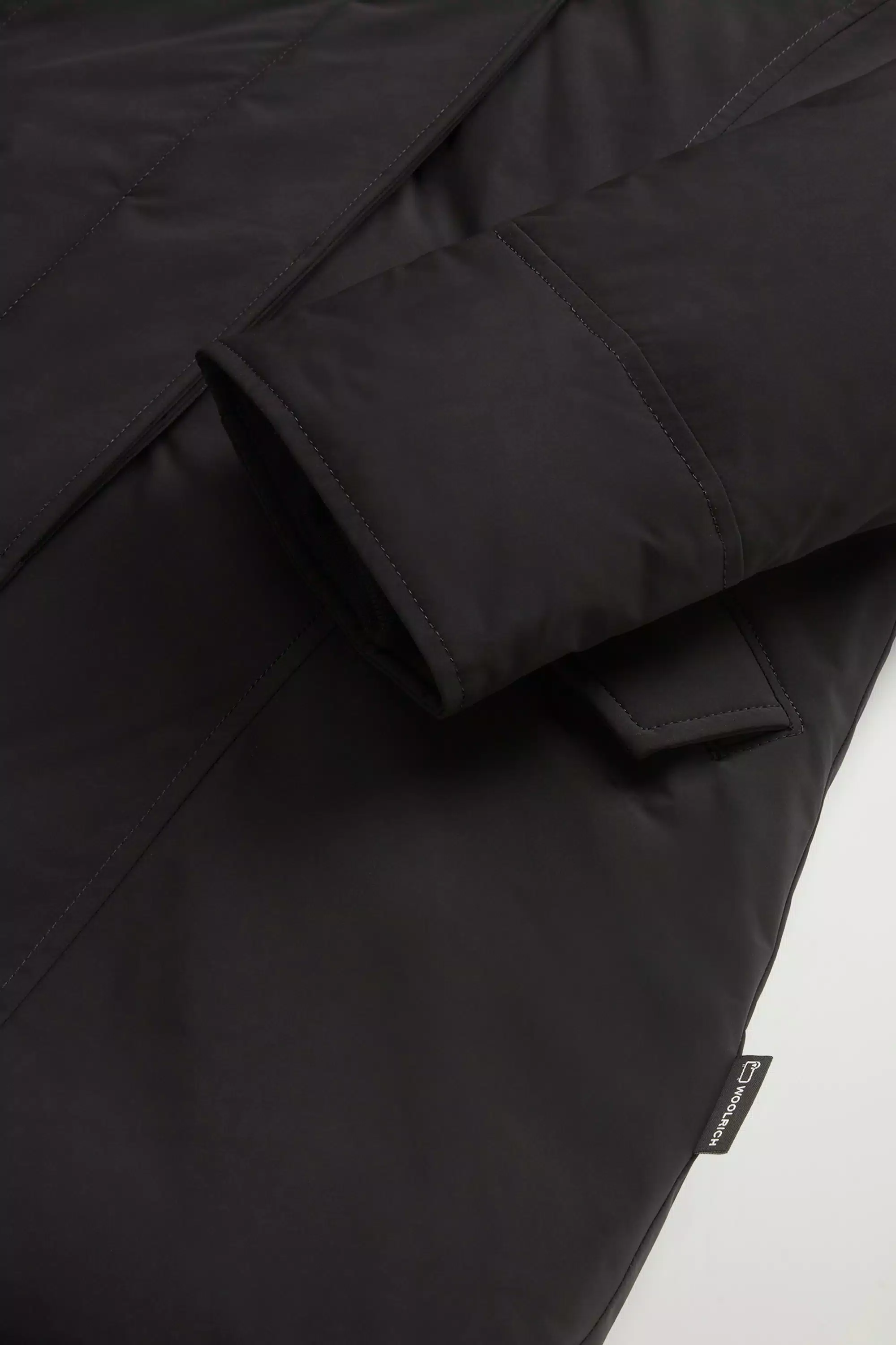 Parka Artica con Tocco Urbano e Pelliccia Rimovibile - Nero